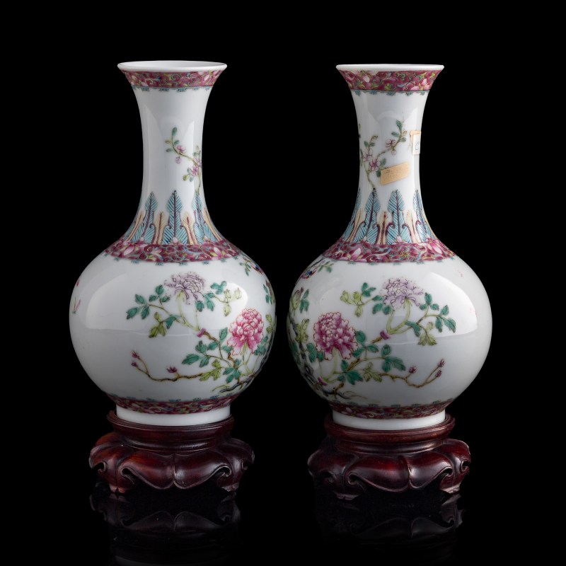民國 粉彩花鳥賞瓶一對（附硬木座） | A pair of Chinese famille rose 'birds and flowers' shangping vases, Republic period - 图2