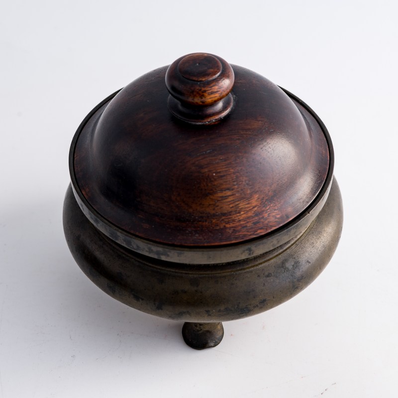 十八世紀 銅鬲式爐（附硬木蓋） | A Chinese bronze li-form censer, 18th century - 图5