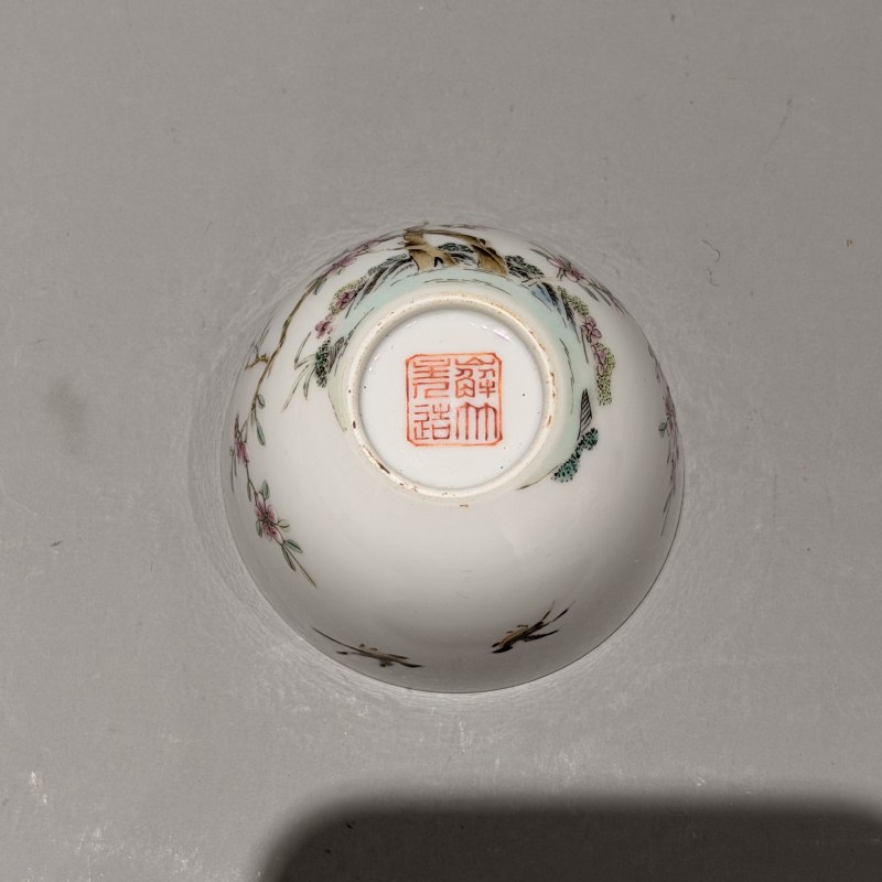 清道光 粉彩杏林春燕图卧足杯(带原木座） - 图5