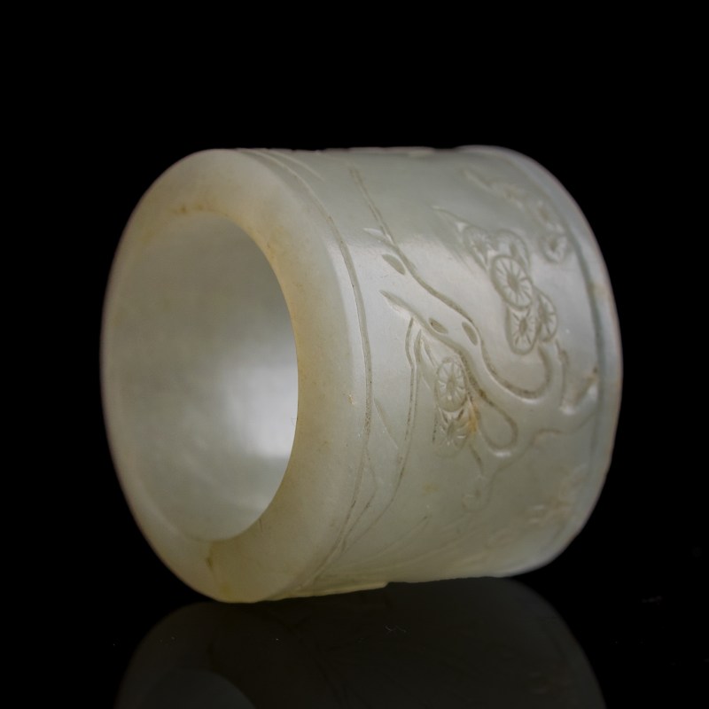 十九世紀 白玉雕人物扳指 | A Chinese white jade 'figural' archer's ring, 19th century - 图5