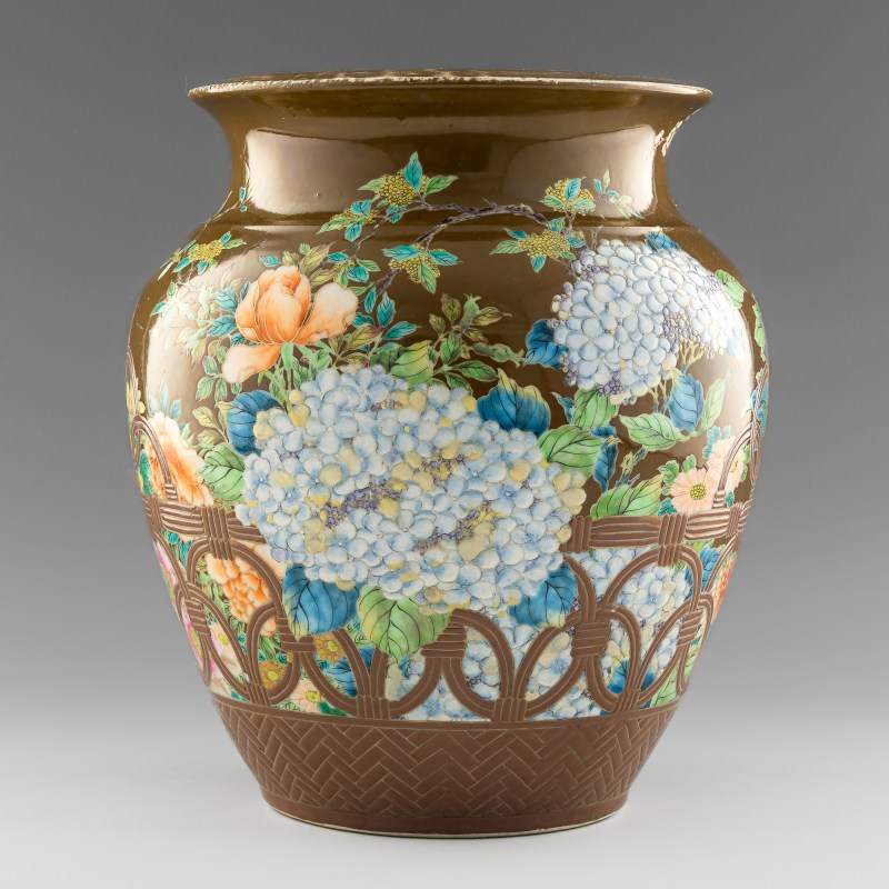 十九世紀 褐地粉彩花卉魚簍尊 | A Chinese brown-ground famille rose enameled vase, 19th century - 图1
