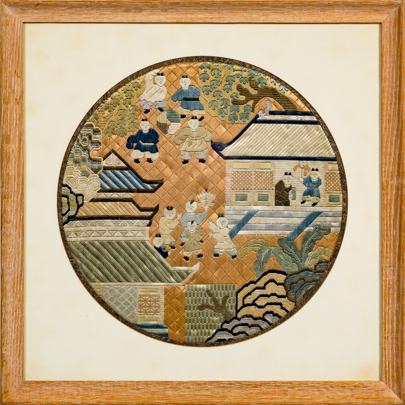 十九世紀 打籽綉百子圖圓形綉片 | A Chinese seed-stitched 'Hundred Boys' roundel, 19th century