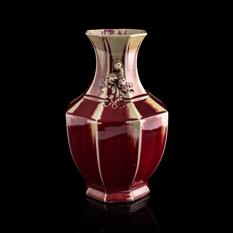 十九世紀 紅釉八方瓶 | A Chinese red-glazed octagonal vase, 19th century - 图2