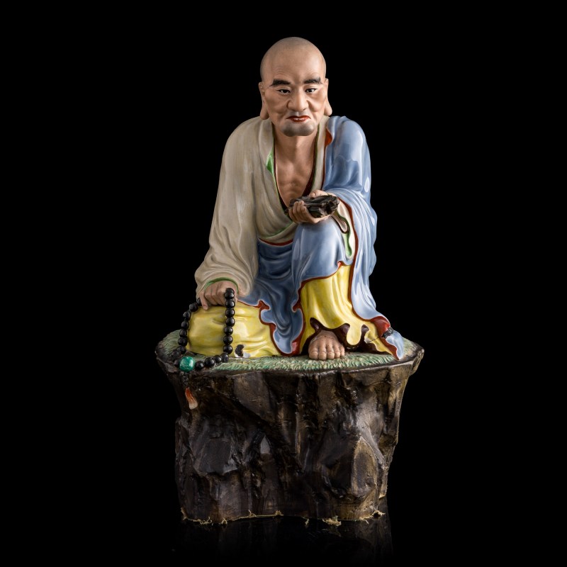 民國 曾龍升作粉彩羅漢 | A Chinese famille rose luohan, by Zeng Longsheng, Republic period - 图1