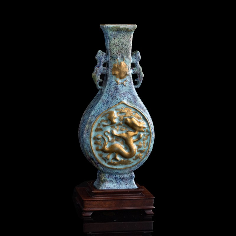 十九世紀早 古銅彩螭龍紋瓶（附木座） | A Chinese archaistic bronze-glazed 'chilong' vase, early 19th century - 图3