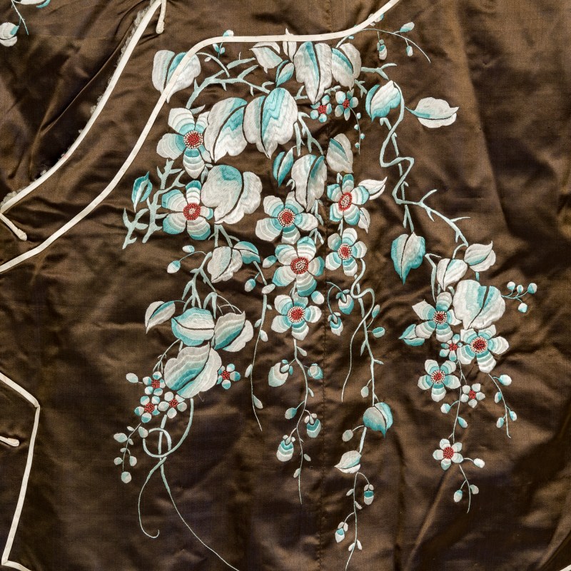 十九世紀晚 咖緞刺綉花卉女襖 | A Chinese brown satin embroidered floral woman's jacket, late 19th century - 图3