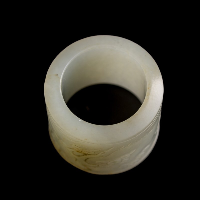 十九世紀 白玉雕人物扳指 | A Chinese white jade 'figural' archer's ring, 19th century - 图6