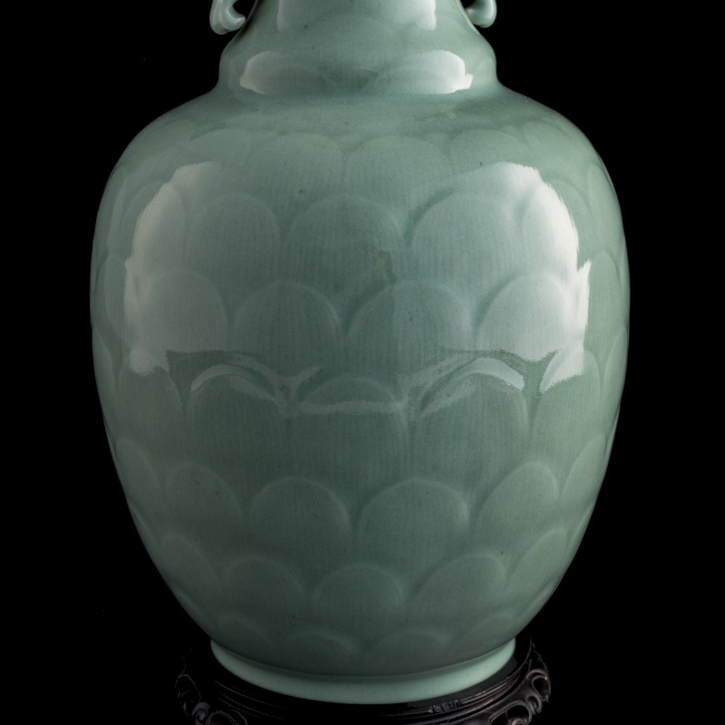 清乾隆 青釉蓮瓣大瓶（附硬木座） | A Chinese celadon-glazed 'lotus-petal' vase, Qianlong period, Qing dynasty - 图8