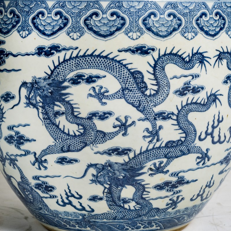 十九世紀 青花雲龍紋缸一對 | A pair of Chinese blue and white 'cloud and dragon' jardinieres, 19th century - 图12