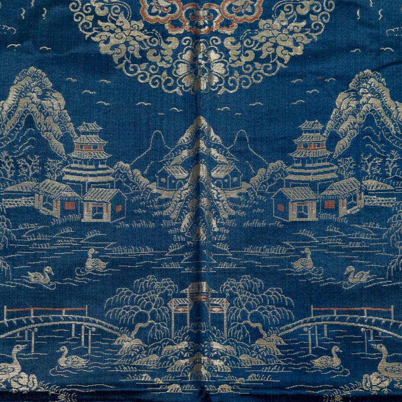 十九世紀 藏青地織錦山水樓閣桌面 | A Chinese dark blue brocade landscape table cover, 19th century - 图4