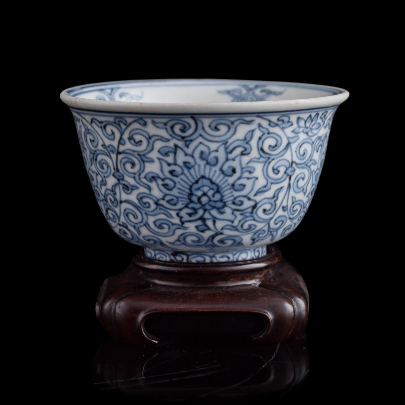 明代晚期 青花纏枝蓮杯（附硬木座） | A Chinese blue and white 'lotus scroll' cup, late Ming dynasty - 图2