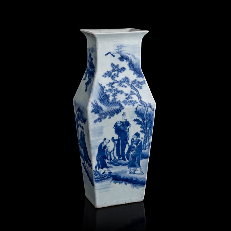 十九世紀早 青花八仙人物方瓶 | A Chinese blue and white 'Eight Immortals' vase, early 19th century - 图1