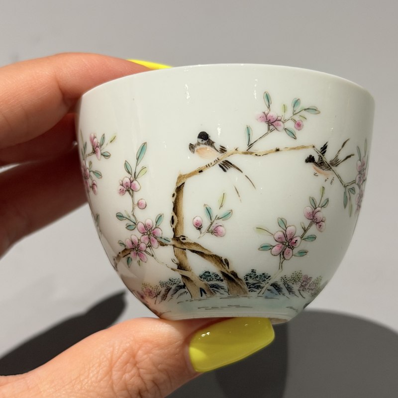 清道光 粉彩杏林春燕图卧足杯(带原木座） - 图6