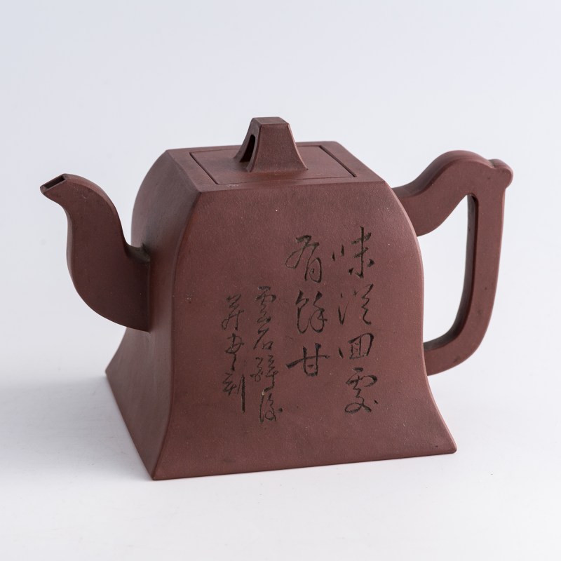 民國 雲石刻、安吉款紫砂鐘形方壺 | A Chinese Yixing zisha bell-form teapot, carved by Yunshi, Republic period - 图6