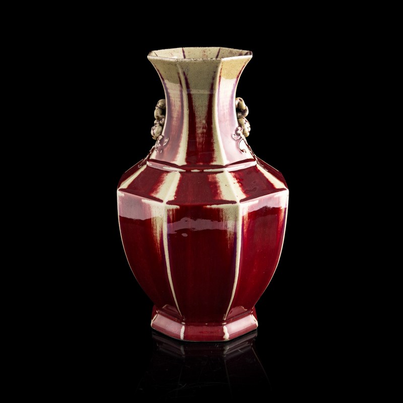 十九世紀 紅釉八方瓶 | A Chinese red-glazed octagonal vase, 19th century - 图3