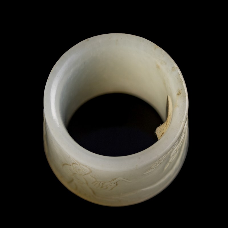 十九世紀 白玉雕人物扳指 | A Chinese white jade 'figural' archer's ring, 19th century - 图7