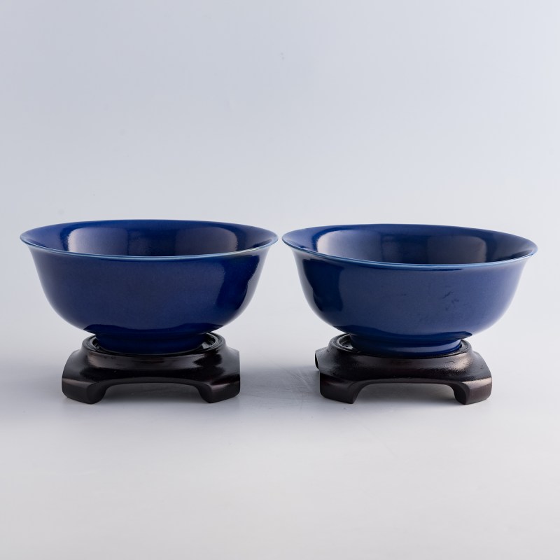 清光緒 祭藍釉碗一對（附硬木座及錦盒） | A pair of Chinese sacrificial-blue-glazed bowls, Guangxu period, Qing dynasty - 图1
