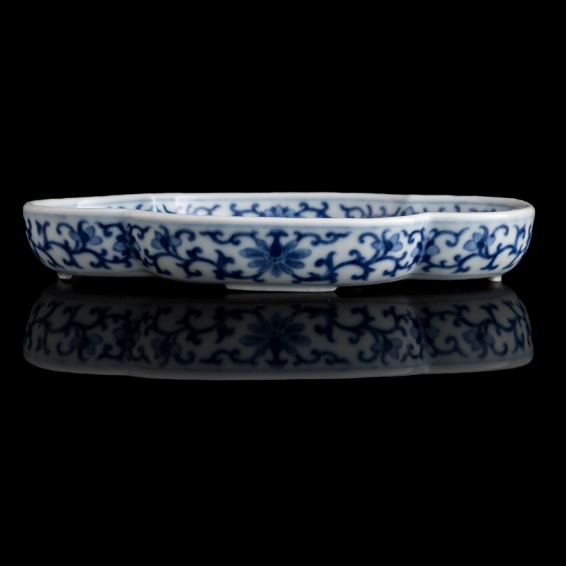 清嘉慶 青花禦題詩文海棠茶托（附錦盒） | A Chinese blue and white quatrefoil-rim saucer with imperial poem, Jiaqing period, Qing dynasty - 图6