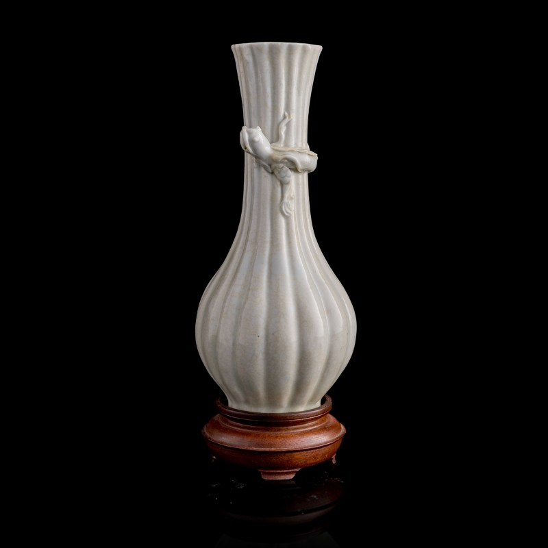 十八世紀 德化窑盤螭龍瓜楞瓶（附木座） | A Chinese Dehua lobed 'chilong' vase, 18th century - 图1