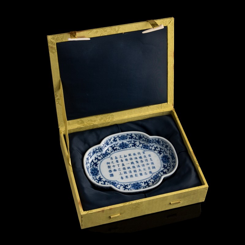 清嘉慶 青花禦題詩文海棠茶托（附錦盒） | A Chinese blue and white quatrefoil-rim saucer with imperial poem, Jiaqing period, Qing dynasty - 图7