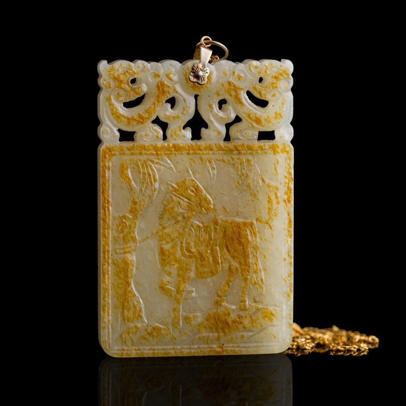 十八/十九世紀 子崗款白玉留皮雕立馬詩文牌（附鏈） | A Chinese white jade 'horse' and 'inscription' plaque, 18th/19th century - 图1