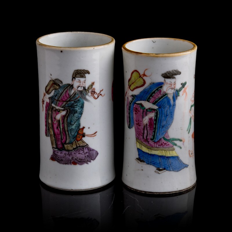 十九世紀早 粉彩八仙筆筒兩隻 | Two Chinese famille rose 'Eight Immortals' brushpots, early 19th century