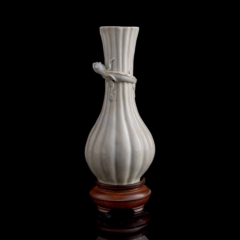 十八世紀 德化窑盤螭龍瓜楞瓶（附木座） | A Chinese Dehua lobed 'chilong' vase, 18th century - 图2
