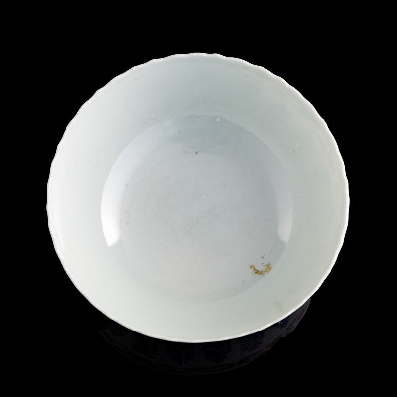 十九世紀早 青花加彩福山壽海碗 | A Chinese blue and polychrome-enameled 'fu shou' bowl, early 19th century - 图5