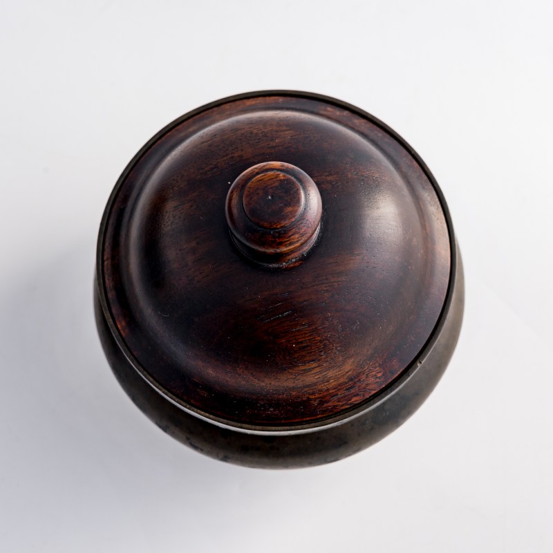 十八世紀 銅鬲式爐（附硬木蓋） | A Chinese bronze li-form censer, 18th century - 图6