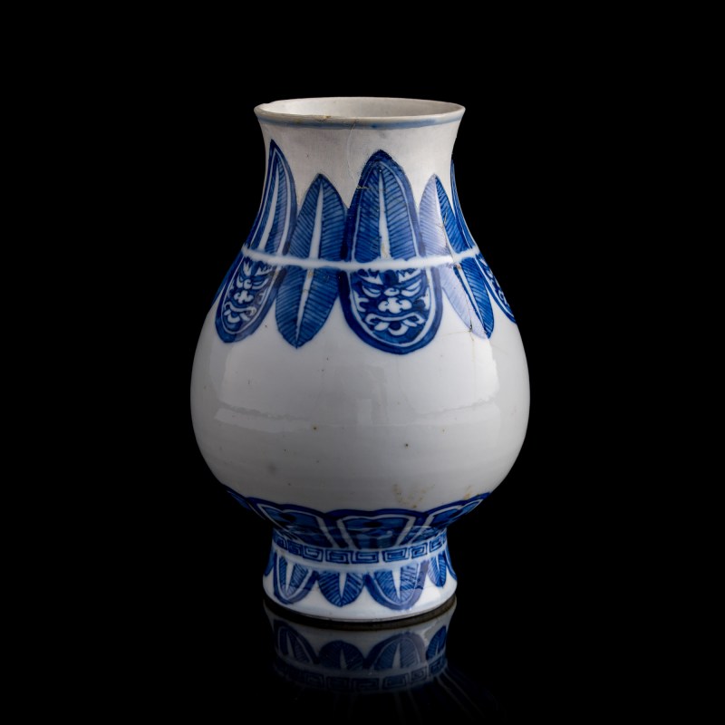 清康熙 青花琵琶尊 | A Chinese blue and white pipa-form zun vase, Kangxi period, Qing dynasty - 图4