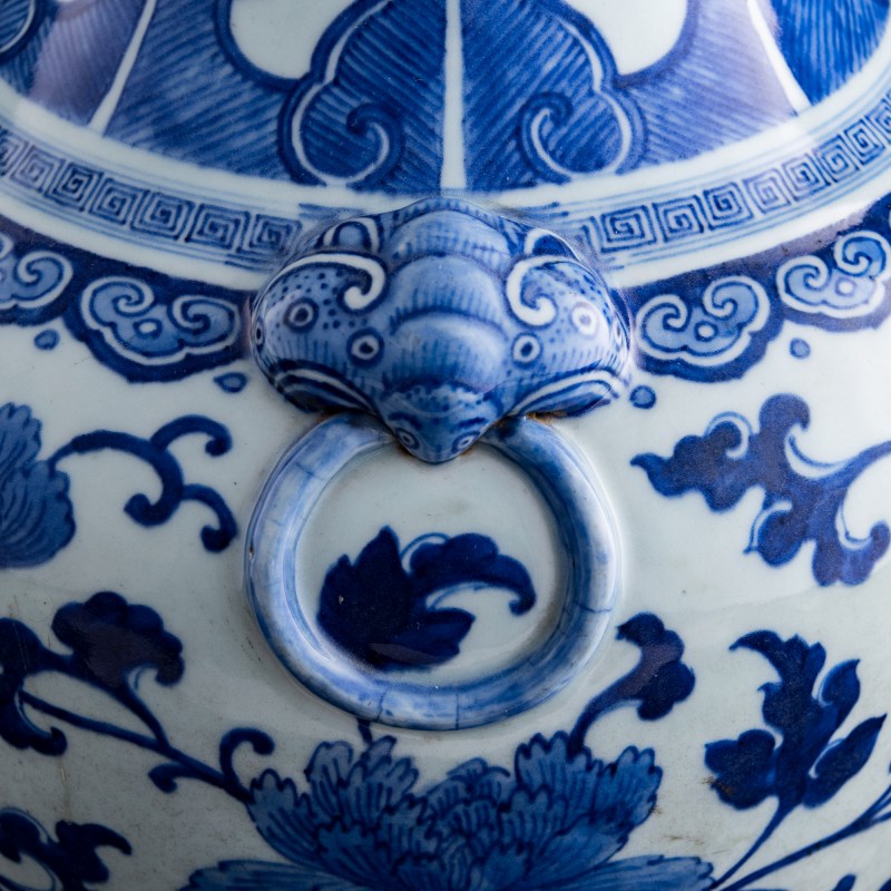 十九世紀早 青花纏枝蓮鋪首尊 | A Chinese blue and white 'lotus scroll' zun vase, early 19th century - 图8