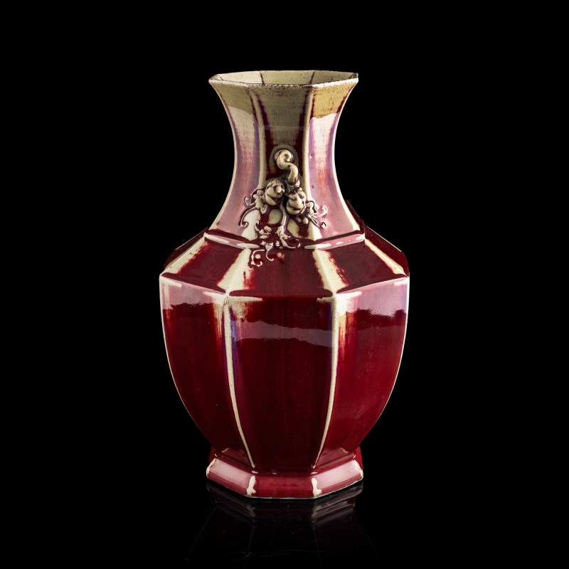 十九世紀 紅釉八方瓶 | A Chinese red-glazed octagonal vase, 19th century - 图4