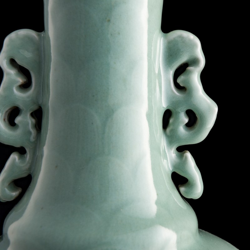 清乾隆 青釉蓮瓣大瓶（附硬木座） | A Chinese celadon-glazed 'lotus-petal' vase, Qianlong period, Qing dynasty - 图9