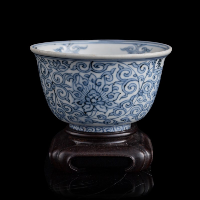 明代晚期 青花纏枝蓮杯（附硬木座） | A Chinese blue and white 'lotus scroll' cup, late Ming dynasty - 图3