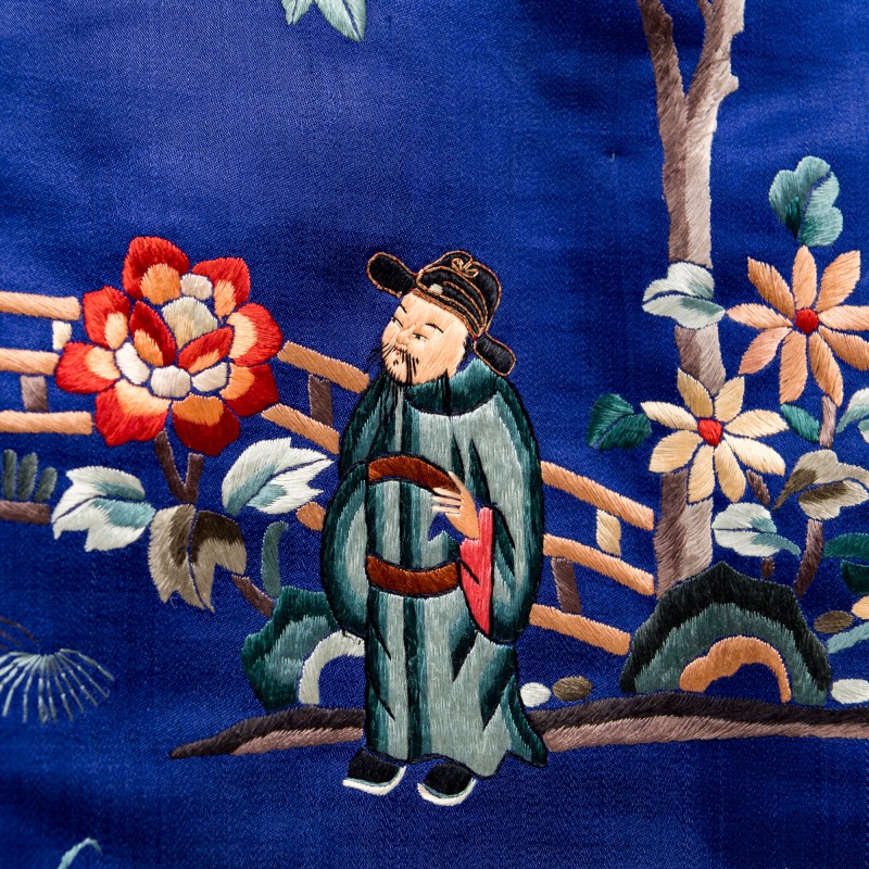 十九世紀 藍地刺綉人物女褂 | A Chinese blue-ground embroidered figural woman's jacket, 19th century - 图6