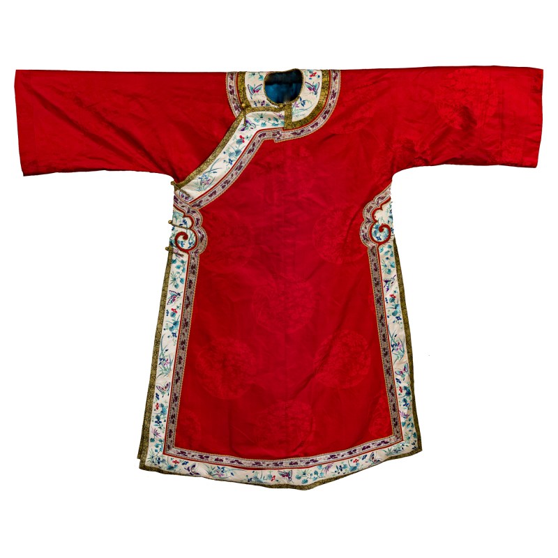 十九世紀 紅綢鑲刺綉花蝶紋女袍 | A Chinese red silk woman's robe embroidered with flowers and butterflies, 19th century