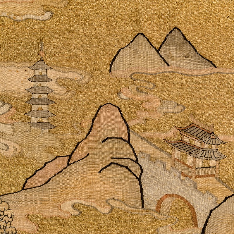 十九世紀晚 緙絲山水人物條屏鏡框一對 | A pair of framed Chinese kesi figural landscape panels, late 19th century - 图6