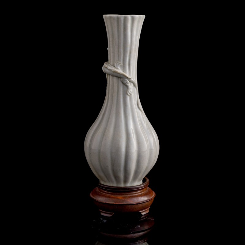十八世紀 德化窑盤螭龍瓜楞瓶（附木座） | A Chinese Dehua lobed 'chilong' vase, 18th century - 图3