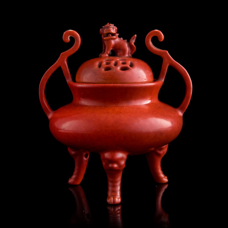 十九世紀 珊瑚紅熏爐（附原配錦盒） | A Chinese coral-red censer, 19th century