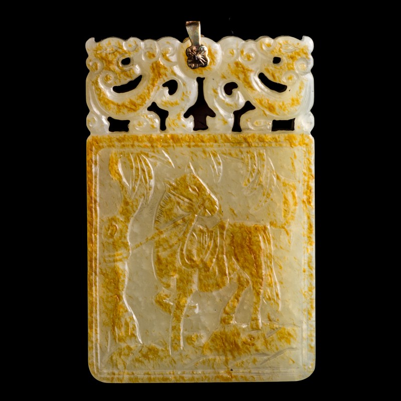 十八/十九世紀 子崗款白玉留皮雕立馬詩文牌（附鏈） | A Chinese white jade 'horse' and 'inscription' plaque, 18th/19th century - 图2