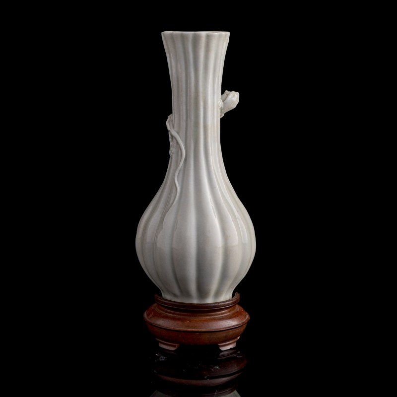 十八世紀 德化窑盤螭龍瓜楞瓶（附木座） | A Chinese Dehua lobed 'chilong' vase, 18th century - 图4