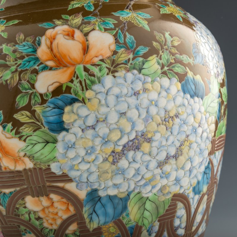 十九世紀 褐地粉彩花卉魚簍尊 | A Chinese brown-ground famille rose enameled vase, 19th century - 图2