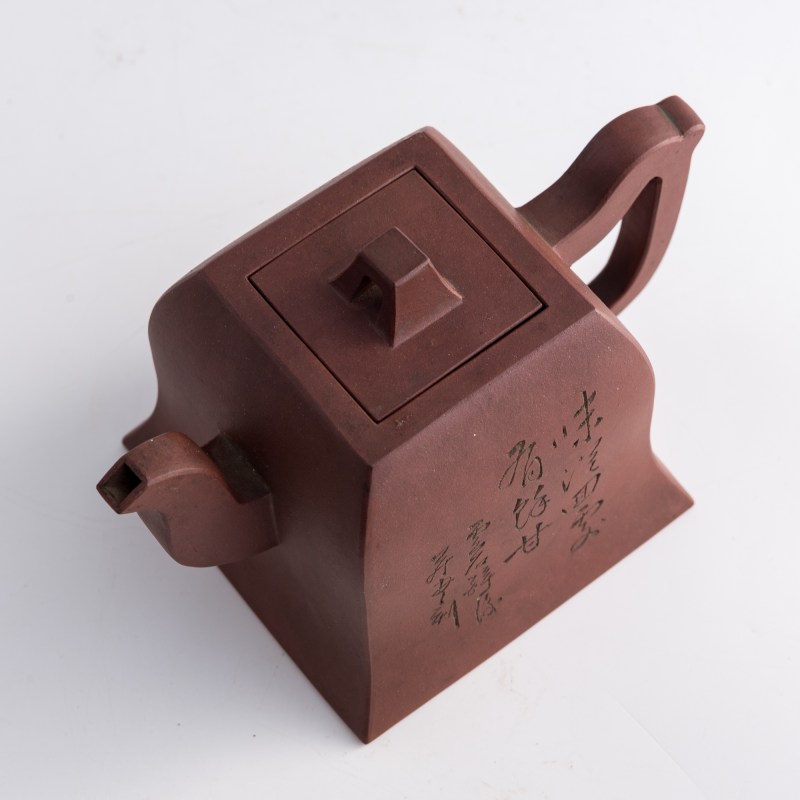 民國 雲石刻、安吉款紫砂鐘形方壺 | A Chinese Yixing zisha bell-form teapot, carved by Yunshi, Republic period - 图7