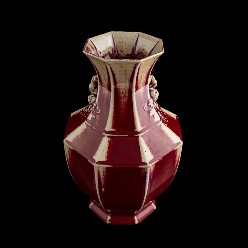 十九世紀 紅釉八方瓶 | A Chinese red-glazed octagonal vase, 19th century - 图5
