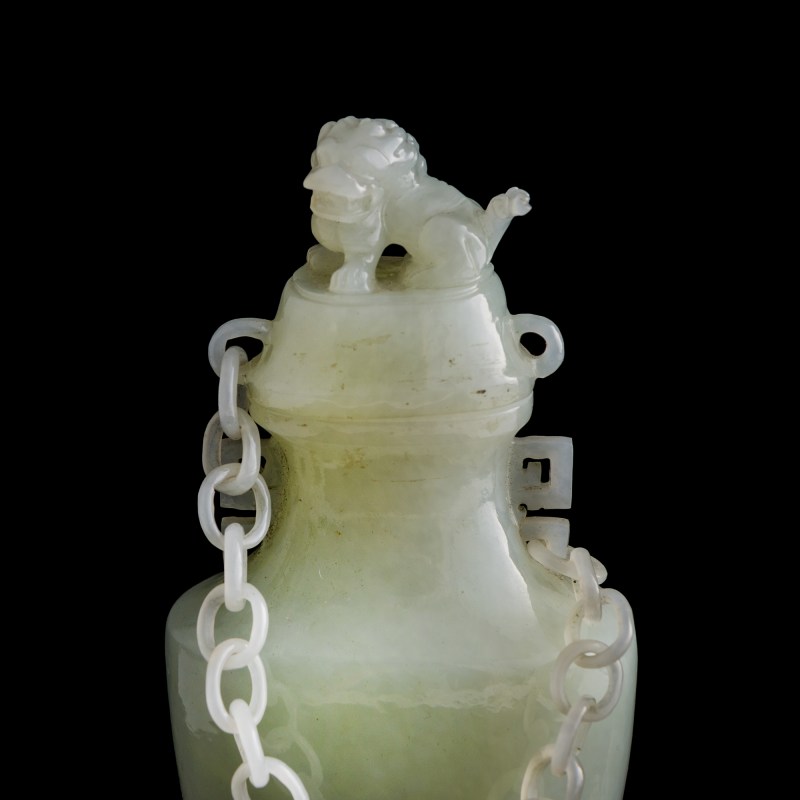 十九世紀 白玉雕五獅鏈條蓋瓶（附硬木座及錦盒） | A Chinese white jade 'five lions' lidded vase with loose chain, 19th century - 图12