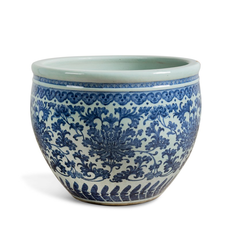 清乾隆 青花纏枝蓮大缸 | A large Chinese blue and white 'lotus scrolls' jar, Qianlong period, Qing dynasty - 图2