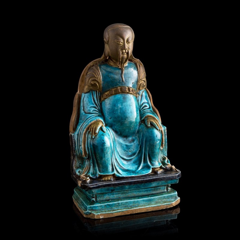 明代 素三彩真武大帝像 | A Chinese sancai-glazed porcelain figure of Zhenwu, Ming dynasty - 图1