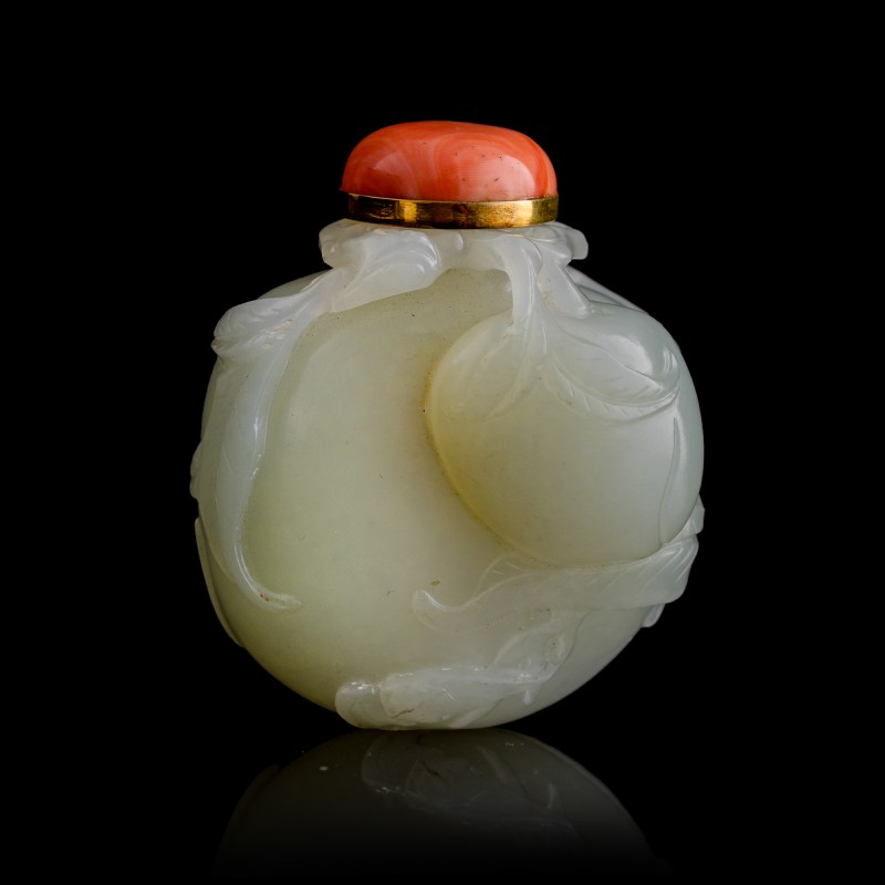 十八世紀 白玉雕桃形鼻烟壺 | A Chinese white jade peach-form snuff bottle, 18th century