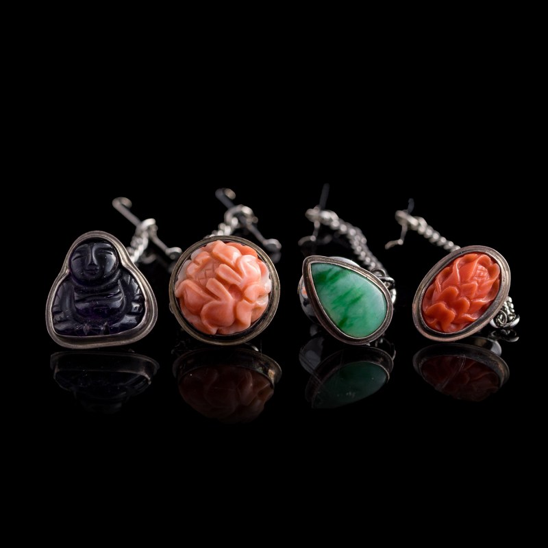 民國 珊瑚、翡翠及紫晶吊墜四件 | Four Chinese coral, jadeite and amethyst pendants, Republic period - 图1