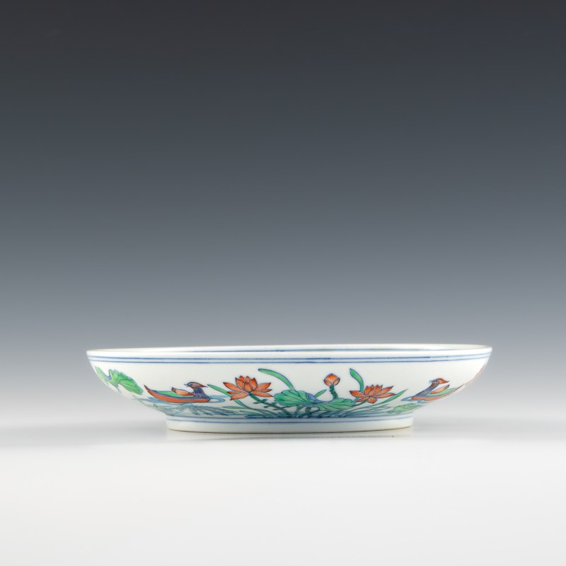 民國 仿雍正鬥彩荷塘鴛鴦紋盤（附盒） | A Chinese Yongzheng-style doucai 'lotus pond' plate, Republic period - 图4